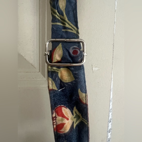 Williamsburg Marketplace Floral Blue Apron - Picture 8 of 13